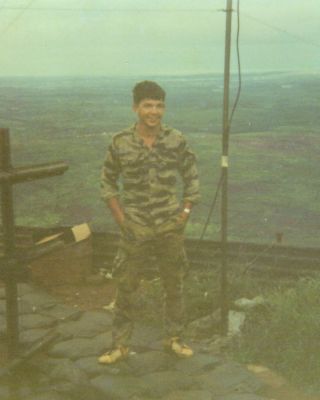 1LT from B-34
1LT from B-34 at Sông Bé.  The picture was taken at the top of Núi Bà Rá in June of 1969.  He was doing radio relay work with me up there at the time.  Please help identify this person.
Keywords: B-34;f Núi Bà Rá;1969;radio